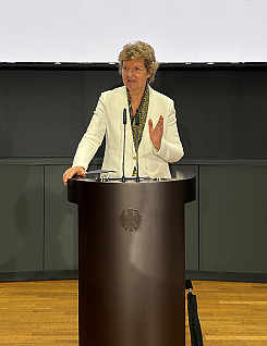 Dr. Gisela Meister-Scheufelen hält am Rednerpult eine Rede