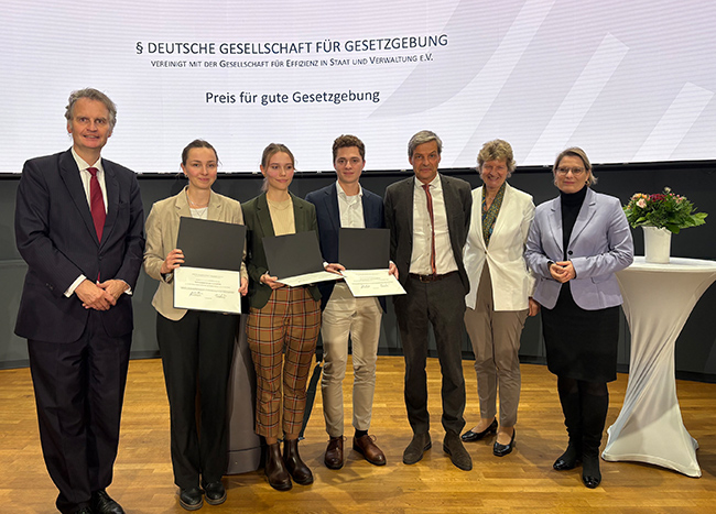 Dr. Gisela Meister-Scheufelen mit den Preisträger/innen